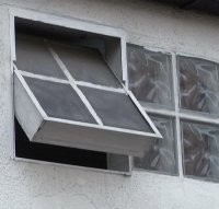 Я дачу ы Германии купил с готовым домиком,с двух сторон по полстены из таких стекляшек причём два откидных окна из этого же..