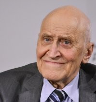 Женщина справила нужду в лифте под видеокамерой