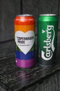 Возил детей в Тиволи Парк (Копенгаген), а там на центральной площади гей парад недельный проходил рядом совсем! Туборг выпустило тематическое пиво.... При этом оно было на 2 кроны (20 рублей) дешевле чем классическое зеленое, но и лежало исключительно в холодильниках. Все урны были завалены разноцветными банками во всем городе, а крупная торговая сеть типа нашей пятерочки, на время этого заднеприводного мероприятия сделала цветовой ребрендинг на радужные цвета.....
Епаный стыд.....