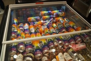 Возил детей в Тиволи Парк (Копенгаген), а там на центральной площади гей парад недельный проходил рядом совсем! Туборг выпустило тематическое пиво.... При этом оно было на 2 кроны (20 рублей) дешевле чем классическое зеленое, но и лежало исключительно в холодильниках. Все урны были завалены разноцветными банками во всем городе, а крупная торговая сеть типа нашей пятерочки, на время этого заднеприводного мероприятия сделала цветовой ребрендинг на радужные цвета.....
Епаный стыд.....