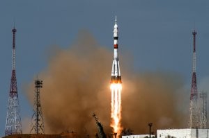 Похожи, правда? Да потому что это одна и та же королевская семерка! Только первая в 1957 году полетела а последние (пардон очередные) не так давно! 66 лет. Карл!!!
"Рывок", правда?
Про Илона мозгов тебе хватит вспомнить?
А вообще я поражаюсь - стоит девчонку красивую разместить тут, и не намазанную, и без силикона и даже одетую, как куча пид... налетает минусить! Как что-то критическое - так куча проплаченных "патриотов" , которые если что срываются за бугор, налетает! При том строчат даже с головой не в дружбе!