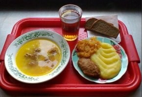 Обычный бесплатный школьный обед в РФ. Кукурузина, я тебе на целую статью фоток накидал. Или РК это супер, а РФ гумно?