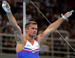 Мужику вышедшему из машину надо было сделать так. 
Приземлился почти удачно)