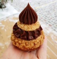 Шу его назвали не потому, что шипит, а потому что такой же сладенький как пирожное Шу