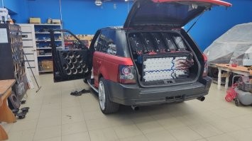 Кстати, как думаете, что будет играть из этой машины? Думаю что явно не рок))) Сегодня в автоцентре установки музыки увидел такое чудо...