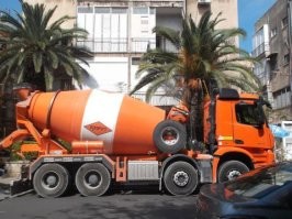 Мотоциклист уже вышел из больницы и устроился водителем на наш завод. Теперь он пилотирует вот этот грузовик. Водителю kia рекомендуется заранее прикупить себе участок.