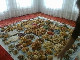ну так правильно к чаю полагается мясо)))) Казахстан однако, зайдёшь на чай....а потом уже пузо от земли оторвать не можешь)))