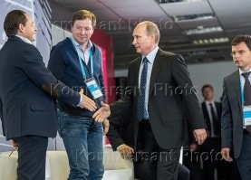 Да-да, ему явно не по пути с проклятым разрушителем, это все чекистский фотошоп. До того не по пути, что аж кушать не может.))
