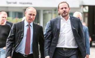 Да-да, ему явно не по пути с проклятым разрушителем, это все чекистский фотошоп. До того не по пути, что аж кушать не может.))