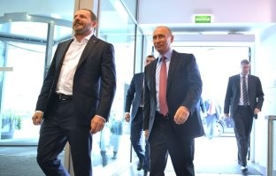 Да-да, ему явно не по пути с проклятым разрушителем, это все чекистский фотошоп. До того не по пути, что аж кушать не может.))