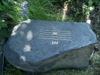 Знак фермата над паузой буквально означает вечная тишина.
А fff (под знаком паузы) означает "Форте-фортиссимо   самое громкое".
"Оглушающая тишина"