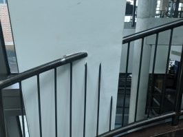 Как то странно. Колонну установили позже перил? И почему колонна под наклоном? Или это перила не под 90 градусов установлены?  
Похоже что дополнительно облицевали колонну уже после, но пофигизм строителей конечно зашкаливает...