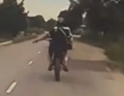 Вот-вот! 
Шлем ограничил угол зрения, а зеркала там маленькие, если вообще, есть. 

Младший, по встречке летел. 

Вот, поворотник включён: