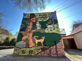 В нашем маленьком городе тоже много настенной рисовальни. В основном с котами. И эти росписи тоже вполне официальны и согласованы с руководством нашего города.