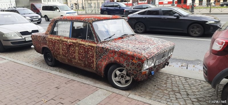 Всё понятно с автором. Он конечно не увидел "выставочных" мест. Зато он в огромном количестве насладился развалками, помойками, заброшками и разной серостью, которой полно в любом городе.
 А вот я всего за неделю пребывания в этом замечательном городе тоже увидела довольно много не выставочных мест. Но они почему то разительно отличаются от показанного автором. Странно, почему? Может потому что для навозной мухи кругом го.вно, а для пчелы везде цветы?
 Вот подборочка моих невыставочных фото Питера. Начиная с первой, где мы ещё только подлетаем к Пулково и заканчивая вообще уникальным местом. Это мемориал на территории городского "Водоканала". Будочка, где прятались во время внезапных обстрелов рабочие. Памятные доски со списком фамилий погибших в блокаду работников водоснабжения. И осколок в часах, намеренно оставленный реставраторами на память, что несмотря на обстрелы и голод, работники стояли на своём посту и снабжали страдающий город живительной влагой.