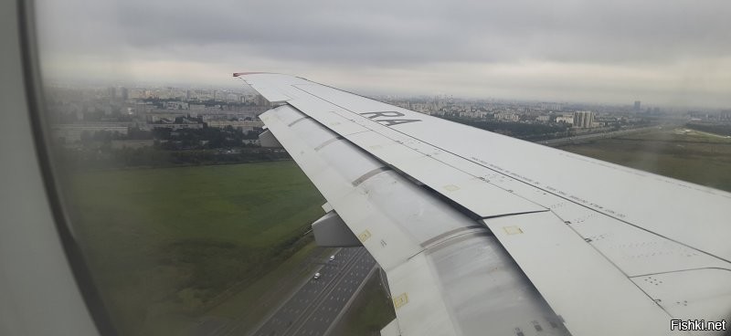 Всё понятно с автором. Он конечно не увидел "выставочных" мест. Зато он в огромном количестве насладился развалками, помойками, заброшками и разной серостью, которой полно в любом городе.
 А вот я всего за неделю пребывания в этом замечательном городе тоже увидела довольно много не выставочных мест. Но они почему то разительно отличаются от показанного автором. Странно, почему? Может потому что для навозной мухи кругом го.вно, а для пчелы везде цветы?
 Вот подборочка моих невыставочных фото Питера. Начиная с первой, где мы ещё только подлетаем к Пулково и заканчивая вообще уникальным местом. Это мемориал на территории городского "Водоканала". Будочка, где прятались во время внезапных обстрелов рабочие. Памятные доски со списком фамилий погибших в блокаду работников водоснабжения. И осколок в часах, намеренно оставленный реставраторами на память, что несмотря на обстрелы и голод, работники стояли на своём посту и снабжали страдающий город живительной влагой.