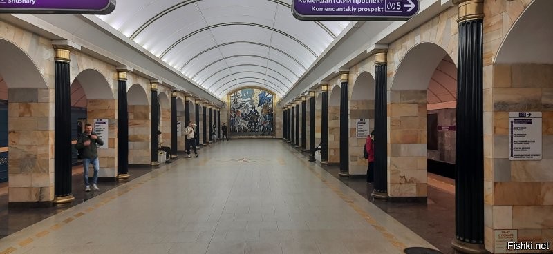 Всё понятно с автором. Он конечно не увидел "выставочных" мест. Зато он в огромном количестве насладился развалками, помойками, заброшками и разной серостью, которой полно в любом городе.
 А вот я всего за неделю пребывания в этом замечательном городе тоже увидела довольно много не выставочных мест. Но они почему то разительно отличаются от показанного автором. Странно, почему? Может потому что для навозной мухи кругом го.вно, а для пчелы везде цветы?
 Вот подборочка моих невыставочных фото Питера. Начиная с первой, где мы ещё только подлетаем к Пулково и заканчивая вообще уникальным местом. Это мемориал на территории городского "Водоканала". Будочка, где прятались во время внезапных обстрелов рабочие. Памятные доски со списком фамилий погибших в блокаду работников водоснабжения. И осколок в часах, намеренно оставленный реставраторами на память, что несмотря на обстрелы и голод, работники стояли на своём посту и снабжали страдающий город живительной влагой.