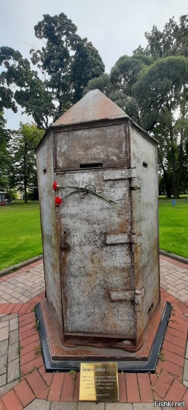 Всё понятно с автором. Он конечно не увидел "выставочных" мест. Зато он в огромном количестве насладился развалками, помойками, заброшками и разной серостью, которой полно в любом городе.
 А вот я всего за неделю пребывания в этом замечательном городе тоже увидела довольно много не выставочных мест. Но они почему то разительно отличаются от показанного автором. Странно, почему? Может потому что для навозной мухи кругом го.вно, а для пчелы везде цветы?
 Вот подборочка моих невыставочных фото Питера. Начиная с первой, где мы ещё только подлетаем к Пулково и заканчивая вообще уникальным местом. Это мемориал на территории городского "Водоканала". Будочка, где прятались во время внезапных обстрелов рабочие. Памятные доски со списком фамилий погибших в блокаду работников водоснабжения. И осколок в часах, намеренно оставленный реставраторами на память, что несмотря на обстрелы и голод, работники стояли на своём посту и снабжали страдающий город живительной влагой.