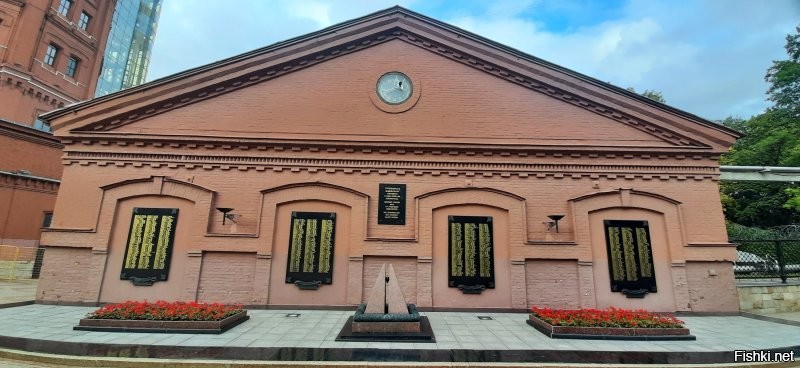 Всё понятно с автором. Он конечно не увидел "выставочных" мест. Зато он в огромном количестве насладился развалками, помойками, заброшками и разной серостью, которой полно в любом городе.
 А вот я всего за неделю пребывания в этом замечательном городе тоже увидела довольно много не выставочных мест. Но они почему то разительно отличаются от показанного автором. Странно, почему? Может потому что для навозной мухи кругом го.вно, а для пчелы везде цветы?
 Вот подборочка моих невыставочных фото Питера. Начиная с первой, где мы ещё только подлетаем к Пулково и заканчивая вообще уникальным местом. Это мемориал на территории городского "Водоканала". Будочка, где прятались во время внезапных обстрелов рабочие. Памятные доски со списком фамилий погибших в блокаду работников водоснабжения. И осколок в часах, намеренно оставленный реставраторами на память, что несмотря на обстрелы и голод, работники стояли на своём посту и снабжали страдающий город живительной влагой.