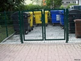 В Берлине так выглядит правильная мусорка. Жёлтый контейнер только для пластика(бесплатно), синий для бумаги(бесплатно), коричневый пищевые отходы(60евро в месяц), чёрный для всего остального (300евро в месяц). Любой контейнер, заполненный неправильно, напр. пластик в пищевых отходах, забирается по цене чёрного. Отдельно стоят контейнеры под стекло(белое/зелёное/коричневое) и ненужную одежду(типа красный крест). Остальное(напр. Покрышки, мебель или быт. технику можно бесплатно сдать на ближайшей "свалке". Так что сортируя мусор реально экономишь денежку. А за спасибо никто таким заниматься не будет. (цены за 2013)

Источник:  © Fishki.net