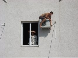 Умный в монтажники кондиционеров не пойдёт.