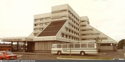 Аффтар убейся апстену. Фото гостиницы Дружба явно не периода СССР, скорее всего 90-е годы. Увеличь и посмотри на иномарки и на спутниковые тарелки. Вот фото времен СССР.