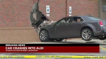 Что за дурик статью писал? На Западной 117-й улице - это где?  
9 августа в магазин Aldi городка LAKEWOOD, Ohio, врезался автомобиль пожилого водителя.
Двое пострадавших, один с наружи магазина и один внутри, получили незначительные ранения и доставлены в местный госпиталь.
Серый пассажирский автомобиль не установленной марки получил повреждение бампера, передней решетки и многочисленные царапины в передней части.