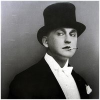 Это - Вертинский, кого автор статьи довольно много процитировал.