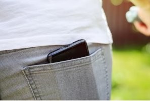 Насчет наушников - спорное решение. Толщина телефона сразу увеличивается раз в пять. не в каждый карман влезет,и не в каждую сумочку. Тем более, что наушники нужны не всегда,и не похоже,что в данном случае реализована подзарядка от телефона.