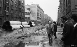 Легендарная улица Шкапина, которая являлась настоящим пивным оазисом неподалёку от Балтийского вокзала.
***** 
Домов справа сейчас уже не существует, да и левую часть улицы изрядно проредили.
******************************
 Улицу Шкапина снесли? Зачем?   И что там сейчас?
