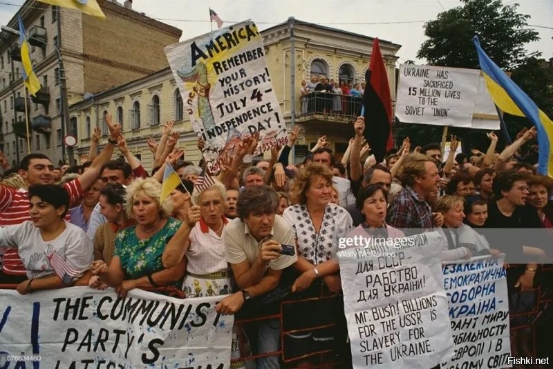 Какая прелесть. )) Как говорится, не прошло и года.  

Антикоммунистическая акция демонстрантов во время визита Джорджа Буша-старшего в Киев, 1 августа 1991 года

 "АИ-93 нет". Киев, 1992 год.