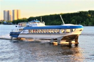 Пассажирский водометный теплоход на подводных крыльях проекта 1705 типа  «Чайка».
Ракета другая совсем.