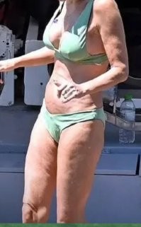 "Великолепной естественной красоты" не увидел. Увидел женщину 60-ти лет, с неплохой зарплатой,которую она может тратить на то, что бы хорошо выглядеть. Все таки миллионы долларов(150 миллионов)имеют значение для внешнего вида людей,которые зарабатывают эти миллионы благодаря внешности.