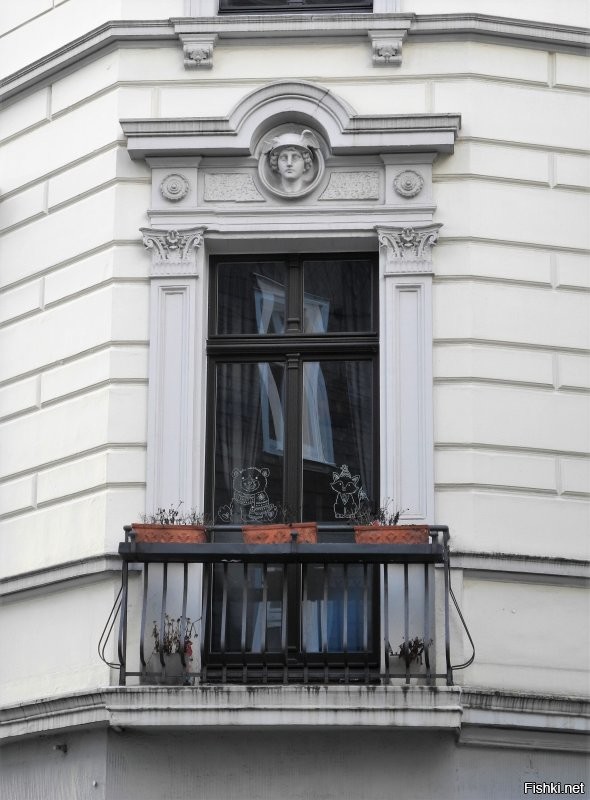 Это называется французский балкон.