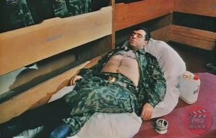Гера, ты здесь?
(Гера, в прострации)   Я здесь, я там, я всегда…
  Кто ж так с каптёром разговаривает? Смотри, как надо: чужое! халява! взять-взять!
(Гера по-грызунски клацает зубами и резко открывает глаза)   Что будем пить, девочки?