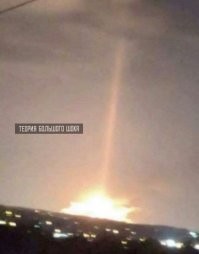 Возникает вопрос: почему пожар был настолько точечным, что даже не пострадали деревья вокруг. Напрашивается ответ о применении технологии DEW (Directed-energy weapon) - оружии направленной энергии, излучающем энергию в заданном направлении без использования проводов, дротиков и других проводников (для достижения летального или нелетального эффекта). Момент удара даже попал на видео (скриншот).

+ ВЭФ ещё в 2018 запланировал сделать Гавайи первым штатом США, полностью работающим на экологически чистой энергии. Уже звучат реальные заявления о том что остров будет «умным», многие системы начнут управляться искусственным интеллектом.

+ В сентябре этого года здесь состоится Саммит цифрового правительства Гавайев, одними из тем которого являются климатические изменения, внедрение ИИ, «цифровая трансформация правительства», кибератаки и Интернет вещей.

+ С 16 по 19 августа в Гонолулу, столице Гавайев, запланирована вторая международная конференция по техническому обслуживанию и ремонту построенных объектов инфраструктуры.

+ В прошлом году был подписан большой контракт на строительство высотных квартир и предприятий в Лахайне.

+ Hitachi недавно объявила о начале работы на демонстрационной площадке «Японско-американского островного энергосетевого проекта» на острове Мауи, Гавайи, в сотрудничестве с New Energy and Industrial Technology. 

+ Заблаговременно был опустошён местный водоём, из которого брали воду для тушения пожаров в экстренных случаях.

ВЭФ отстроит Лахайну согласно всем канонам 15-минутных районов. Нехитрая тактика - уничтожить всё, спалив дотла, чтобы возвести с нуля в соответствии со своими программами. Не исключено, что это был и своего рода эксперимент, и, возможно, они планируют провернуть позже нечто подобное, но уже на большей по размеру территории.

Но нет, это всего лишь "теории заговора" и совпадения - пожар был природным...