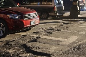 Прекрасные дороги где, в США? Ты из хохляндии что ли, только хохлы настолько фанатично пытаются вылизывать задницу своим хозяевам..
Вот какие прекрасные там дороги.
А бредятину про "прекрасную безбедную жизнь, ведь там то" оставь для дебилов.