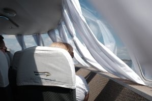 Вот только окромя воды с первого ряда и не видно нихрена было. Там пластиковый прилавок да нос судна весь вид закрывал.  И солнце еще долбаное в харю светило.  От которого занавеской, спастись пытались. Которая на нос падала.

PS Самое интересное - оно по берегам. Дома, набережные, корабли проходящие и т.п. ИМХО, конечно.