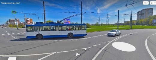 практически ежедневно проезжаю "круг" - Санкт-Петербург, перекрёсток Гражданского/Северного.
выезд на круг с двух полос ( на одном направлении с трёх ). при этом с крайней правой выезд возможет в крайнюю правую или во вторую полосу.
а съезд с круга так же разрешён с двух полос. при этом с райней правой можно только на поворот. я проезжаю этот круг "по прямой" - и проблемы возникают только когда круг проползают троллейбусы - ибо у них там "стрелки", и они едут 5 км/ч ...

на мой взгляд - "идеальная" разметка для кругового движения.