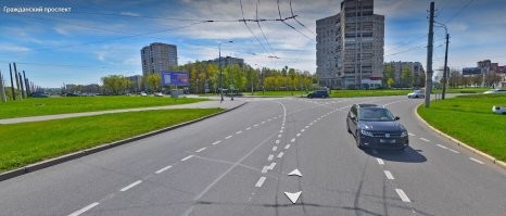 практически ежедневно проезжаю "круг" - Санкт-Петербург, перекрёсток Гражданского/Северного.
выезд на круг с двух полос ( на одном направлении с трёх ). при этом с крайней правой выезд возможет в крайнюю правую или во вторую полосу.
а съезд с круга так же разрешён с двух полос. при этом с райней правой можно только на поворот. я проезжаю этот круг "по прямой" - и проблемы возникают только когда круг проползают троллейбусы - ибо у них там "стрелки", и они едут 5 км/ч ...

на мой взгляд - "идеальная" разметка для кругового движения.