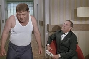 Желаю здравствовать, Cornho! 

Да, я уже поняла, что он - это не он))) Фильм, как правило, всегда смотрю за каким-нибудь занятием, поэтому видела эту сцену от и до много лет назад. Тогда, видимо, меня и сбил с толку торжественный вид героя А.Папанова)))