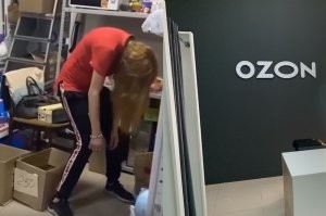 Бывает хуже. Вон, в пункте выдачи Ozon девушка тогда глоток кофе со странным привкусом сделала и - всё!