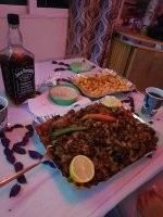 В Тае тунца пожарили просто на гриле - вышло сухо и никак. На фото в Иордании блюдо приготовили из тунца - совсем другое дело (просто рыбу продавали у частного дома и я попросил её ещё и приготовить на вынос).
