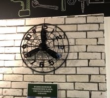 Японцы изобрели часы, которые услышав мат перескакивают на минуту вперед.
Решили опробовать.
Повесили в японский бар на 24 часа.
Через 24 часа приходят, часы идут на 2 минуты вперед.
Повесили в английский бар. Через 24 часа приходят, часы идут на 5 минут вперед.
Повесили в русский бар. Через 24 часа приходят   часов нет! Они подходят к бармену:
  Мы вчера сюда часы повесили, где они?
Бармен (удивляясь):
  А-а-а-а-а…. так это были часы?! А мы думали   на х%я нам зимой вентилятор?!