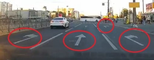 В данном случае это регулируется разметкой (белыми стрелочками на асфальте).