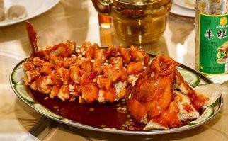 Не, адаптация для лаоваев... Владивосток делает... Прикольно, в Москве продукты из Владика... 
А вообще - одно время толпой ходили в полуофициальный китайский кабак "для своих"... Очень уважали, вкусно, очень дешево (порция на толпу по цене порции на одного в официальных ресторанах), да еще домой пару мешков прихватишь... А острое - просто не заказывай.. северная кухня вообще не острая...