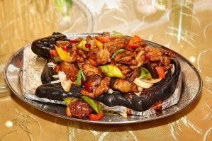 Не, адаптация для лаоваев... Владивосток делает... Прикольно, в Москве продукты из Владика... 
А вообще - одно время толпой ходили в полуофициальный китайский кабак "для своих"... Очень уважали, вкусно, очень дешево (порция на толпу по цене порции на одного в официальных ресторанах), да еще домой пару мешков прихватишь... А острое - просто не заказывай.. северная кухня вообще не острая...