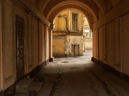 Загуглил... Кароч, см. фото, дверь слева... часто такое видел...