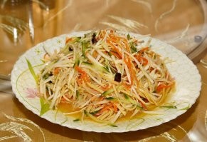 Не, адаптация для лаоваев... Владивосток делает... Прикольно, в Москве продукты из Владика... 
А вообще - одно время толпой ходили в полуофициальный китайский кабак "для своих"... Очень уважали, вкусно, очень дешево (порция на толпу по цене порции на одного в официальных ресторанах), да еще домой пару мешков прихватишь... А острое - просто не заказывай.. северная кухня вообще не острая...