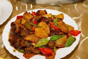 Не, адаптация для лаоваев... Владивосток делает... Прикольно, в Москве продукты из Владика... 
А вообще - одно время толпой ходили в полуофициальный китайский кабак "для своих"... Очень уважали, вкусно, очень дешево (порция на толпу по цене порции на одного в официальных ресторанах), да еще домой пару мешков прихватишь... А острое - просто не заказывай.. северная кухня вообще не острая...